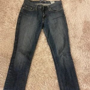 Levis lowwaisted jeans  - Säljer mina lowwaisted straight leg jeans i bra skick 