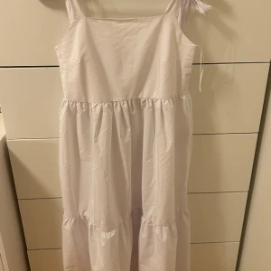 Vit långklänning - Vit klänning från stradivarius  Aldrig använd, lappar kvar Klänningen är medellång