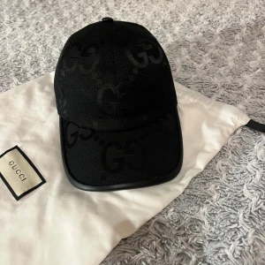 Gucci keps - Tjena dags för mig att sälja denna keps och som ni kanske kan se så är skicket utmärkt därav priset. Storlek M Fraktas även🤝