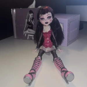 Draculaura docka - Den är i jätte bra skick å alla lederna ser ut och funkar som dom ska :3  betalning sker via Swish så kontakta mig om du är intresserad 💋🙏