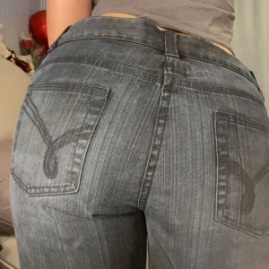 Lågmidjade jeans - Blåa lågmidjade jeans från Cue denim. De är i strl 40 men passar även mig som bär 36-38! Midjemått(rakt över): 39 cm🎀