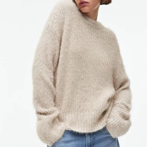 Stickad tröja  - Säljer en helt ny, oanvänd sådan här stickad tröja från hm! (Prislappen sitter kvar) den är slutsåld på hemsidan🩷