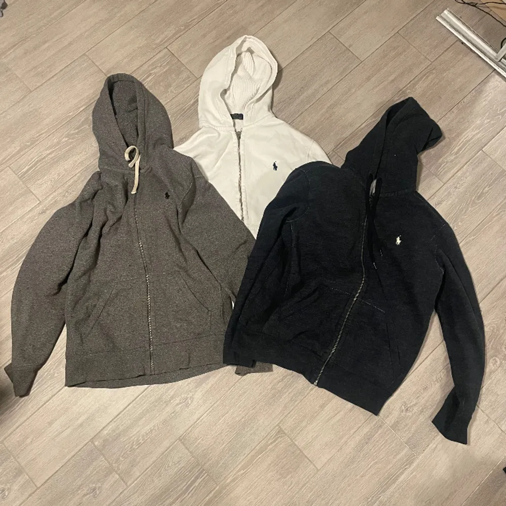 Säljer tre snygga Ralph lauren i bra och mycke bra skick! Alla i storlek M, den vita är såld, 1000 kr för båda eller 550 kr st . Hoodies.