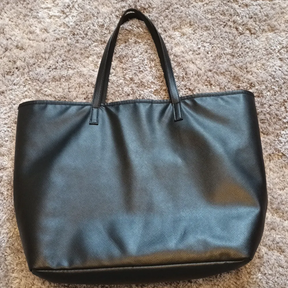 Super fin svart handväska, bra skick!😻. Väskor.
