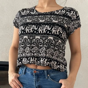 Svart blus  - Svart, vitt, elefant mönster blus.  Storlek M  Passar längderna 155cm - 160cm 