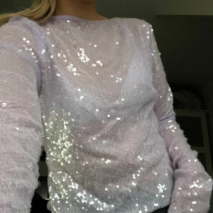 Lila festtopp med paljetter  - Super fin tröja jag använt 1 gång 💞