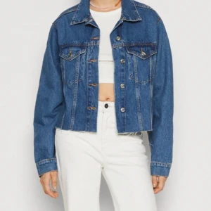 Croopad jeansjacka - Så fin croopad jeansjacka, perfekt till våren🤩 Nyskick, lapparna sitter kvar.