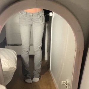Gråa bootcut LTB jeans lowwaist - Säljer ett par gråa ltb bootcut jeans lowwaist i strl 29/36 som jag skulle säga är mellan strl S och M, men är för stora för mig, säljer för 499kr, nästan helt nya! 