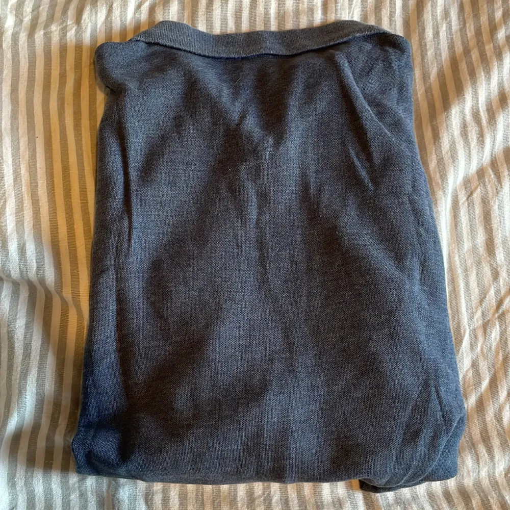 Säljer nu denna piké tröja i storlek M. Använd fåtal gånger. Säljer pågrund av att den är för liten. Pris kan diskuteras vid snabb affär.. Tröjor & Koftor.