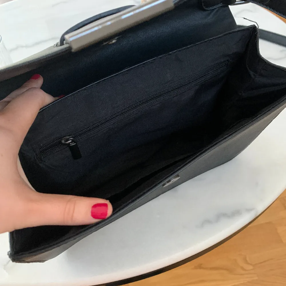 Säljer denna svarta väska vet tyvärr inte vart den är i från, säljer då den tyvärr aldrig kommer till användning, den är väldigt rymlig och får plats med mycket man kan reglera bandat större och mindre, finns en   liten ficka  med dragkedja i väskan💕. Väskor.