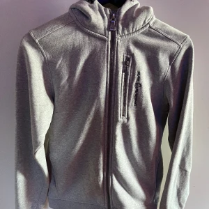 Sail Racing hoodie - En grå sail racing, i storlek 176. Använd väldigt få gånger. Säljer för den e för liten. Skriv vid frågor eller intresse.