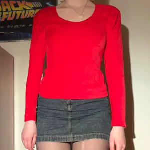 Röd vintage tröja från kapphal med axelvaddar ♥️ axelvaddarna är nu borttagna (är med vaddar på bilderna) men kan självklart sys tillbaka utan problem om så önskas!!