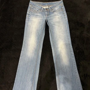 Low waist bootcut jeans - Skitsnygga low waist bootcut jeans från Only❤️köpta vintage och är för små tyvärr. Superbra skick  Midjemått: 37 - 38 cm Innerben: 84 cm