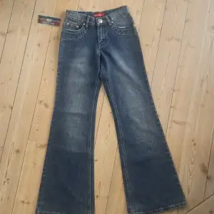 Storlek W26 L34💗. Lågmidjade utsvängda jeans i nyskick.