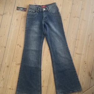 Lågmidjade jeans  - Storlek W26 L34💗. Lågmidjade utsvängda jeans i nyskick.