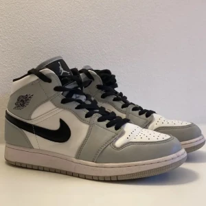 Jordan 1 mid - Ett par light smoke grey Jordan 1. I stl 39. Skick 9/10
