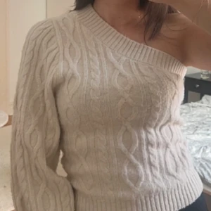 ONE SHOULDER STICKAD - Slutsåld stickad one-shoulder tröja från zara! Köpte den på vinted för 300kr men den har inte kommit till användning. Storlek S/36 men skulle säga att den passar en M/38. 
