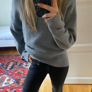 Jätte snygg grå tjocktröja - En jätte skön tröja i storlek s men funkar definitivt för en M också. Halvpolo. 