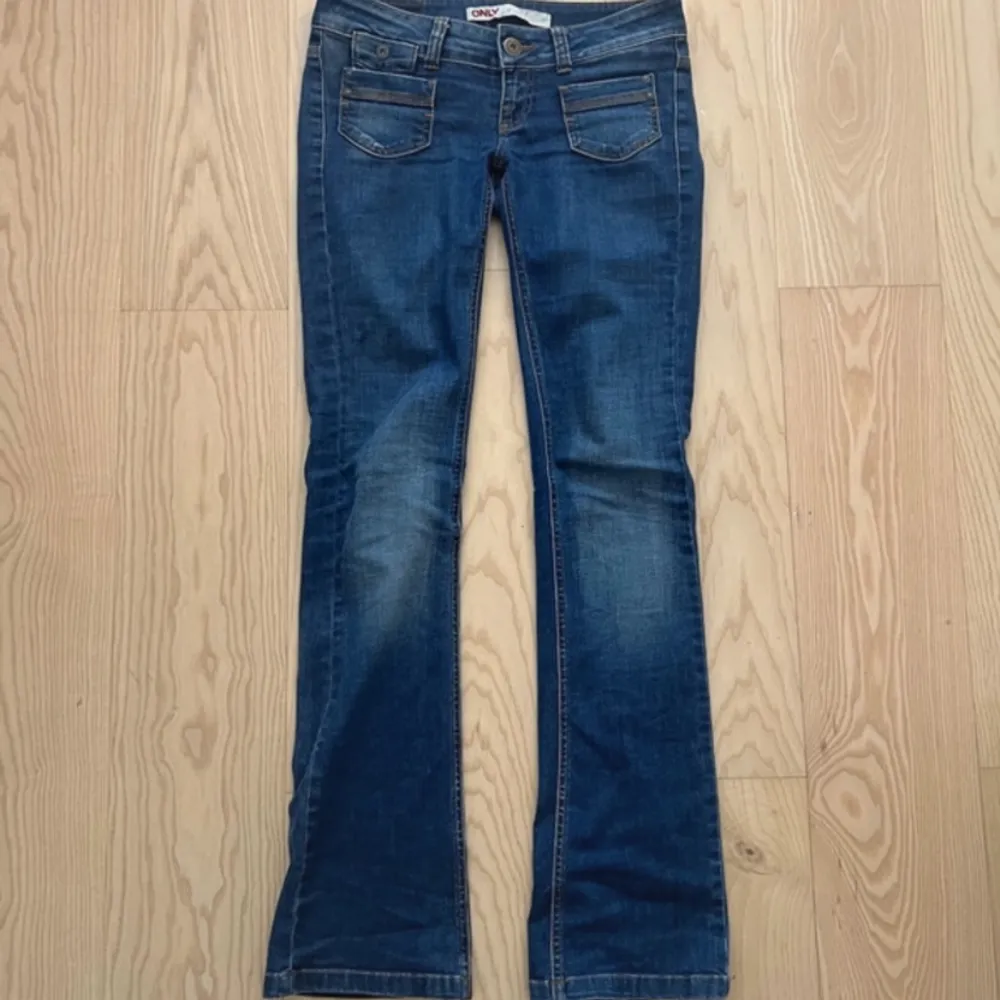 Säljer mina fina lågmidjade och bootcut only jeans, säljer då de är för långa för mig. Lånade bilder!💗. Jeans & Byxor.