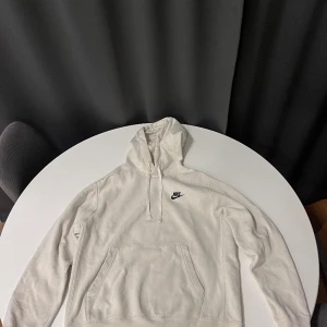  Vit Nike hoddie - Väldigt bra skick, ganska liten i storleken , använd väldigt lite