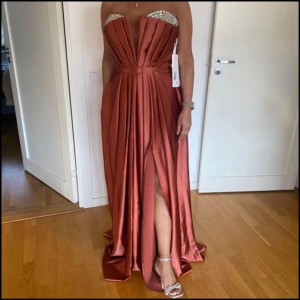 Fest klänning - Helt ny fest klänning i koppar färg, klänningen har fickor till mobilen och ett litet bälte i midjan 