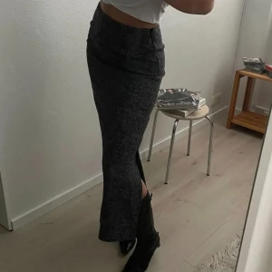 Lång kjol - Såå fin kjol, perfekt till våren!  Midjemått 35cm Längd 95cm  Det finns ett hål i innerkjolen men inget som märks av eller syns!