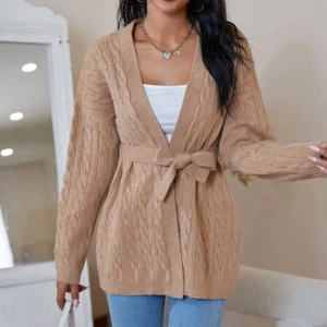 Stickad kofta  - Stickad brun kofta i storlek s men passar även Xs. 