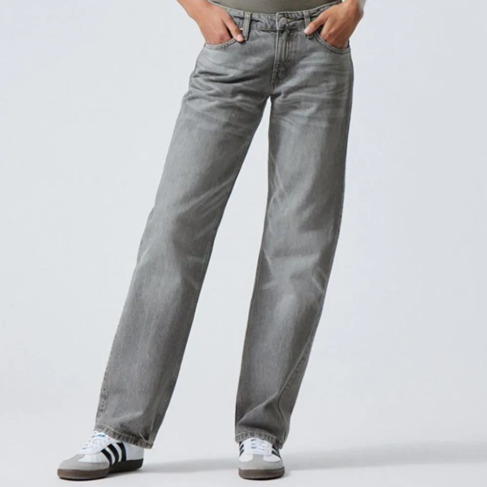 Säljer dessa jeansen från weekday i modellen low arrow💗. Jeans & Byxor.