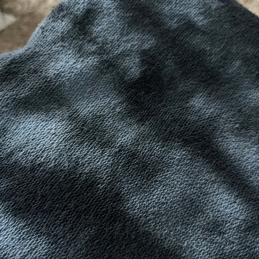 Superfin och unik tiedye hoodie från märket collusion. Är i storlek s, men är oversized så skulle nog passa xs-m beroende på önskad passform (jag brukar ha s) 🌀🌀innuti är den som vanligt hoodiematerial men på utsidan har den textur(bild 3). . Hoodies.