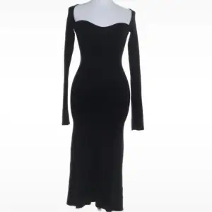 Superfin svart klänning från bik bok. Använd någon enstaka gång, säljer då den ej kommer till användning💓