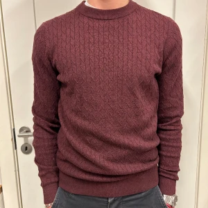 Tröja dressmann - Vinröd tröja från dressmann i storlek S.