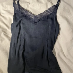 Fin topp - Säljer detta linnet pga att jag köpte detta från Plick innan men det var för stort så säljer det igen. (Förra ägarens bilder!)