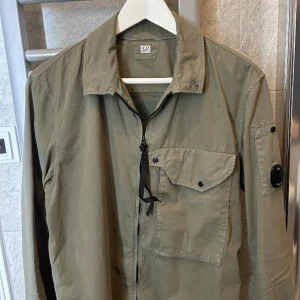 CP company Overshirt - Storlek S, använd ett fåtal gånger. Perfekt nu till våren och sommaren. Säljs pga av för liten.
