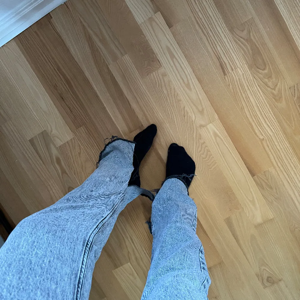 Zara jeans med slit nere vid benen. Jeans & Byxor.
