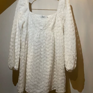 kläning vit  - vit kläning