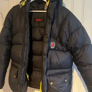 Fjällräven jackan är använd sådär många gånger. Skick 9/10 . Inga defekter. Väldigt varm jacka och säljer för vill köpa en moncler cardigan kan byta mot det. Funkar med moncler stickad jacka/flis. Måste inte byta mot något bilder fins 