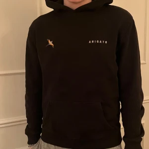 Axel Arigato hoodie  - Säljer nu min as feta Arigato hoodie i skicket 9/10 toppen skick Inge defekter. Modellen är 177cm lång. Nypris runt 2k och den säljs inte längre och mitt pris 699kr. Hör av dig vid funderingar och pris kan alltid diskuteras mvh Malte.resell🍾