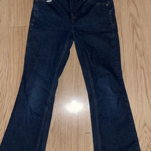 Tommy hilfiger vintage bootcut jeans - Används ej men perfekt skick! Längden från utsidan är 96 cm och tvärs över midjan 39 cm.