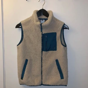 Teddy väst - Hej säljer min jätte fina Teddy väst då den är lite för liten!! 