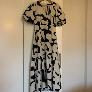 Klänning  - Säljer oanvänd klänning från MQ 💕