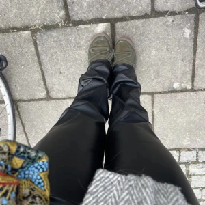 Skinnbyxor från zara  - Jätte fina skinnbyxor från Zara som tyvärr är alldeles för små, inga täcken på användning eller slitage, pris går att diskutera❤️