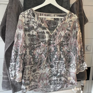 Odd molly blus  - Så fin blus i jättebra skick! Har använt den någon enstaka gång men tyvärr har den blivit för liten