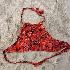 Halterneck topp - Knyter i rygg och nacke 