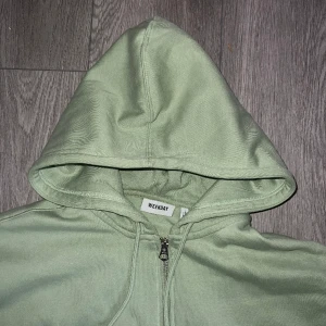 Weekday Zip-Hoodie - Tja! Har denna galet snygga Hoodie som samlar damm i garderoben! Helt oanvänd, med samma mjuka känsla som i butik! Galet skön färg nu inför vår och sommar! (Färg enligt bild 1) Storlek M, men sitter oversized! Hör av er!!