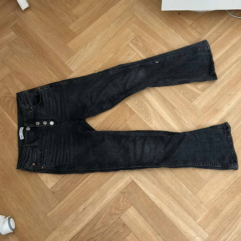 Köpte för ungefär ett år sedan men fick har jag knappt använt de, bra skick, köptes på zara kids. Jeans & Byxor.
