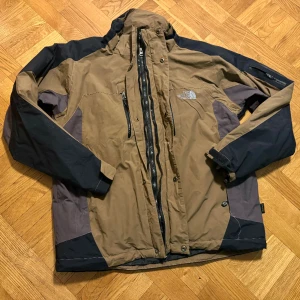 The North Face Summit Series Jacka - Bra skick bortsett från yttre dragkedja som gett upp. Finns en till dragkedja på samma ställe som funkar så jackan går att stänga utan problem. Lite sandig men tror jag fått ut det mesta av sanden.