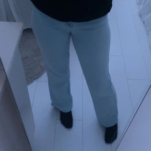 Madlady jeans  - Intressekoll på mina Ljusblåa madlady jeans i stolek 32 men passar en 34 också, sitter jättefint på🫶🏻har en liten fläck längst ner vid foten men inget som syns eller som man tänker på🫶🏻kom privat för bild🫶🏻kom med prisförslag men start är 250kr