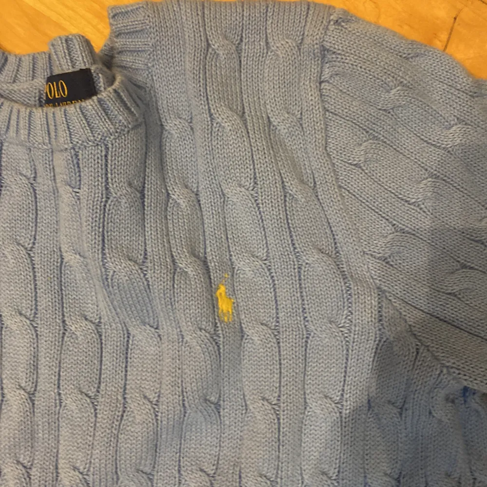 Ljusblå stickad polo Ralph lauren tröja | skick 7/10. Använd ett par 10 gånger men inga slitage eller håll i den | säljer den för att den inte är min stil längre | nypris 1999kr Mitt pris 600. Hoodies.