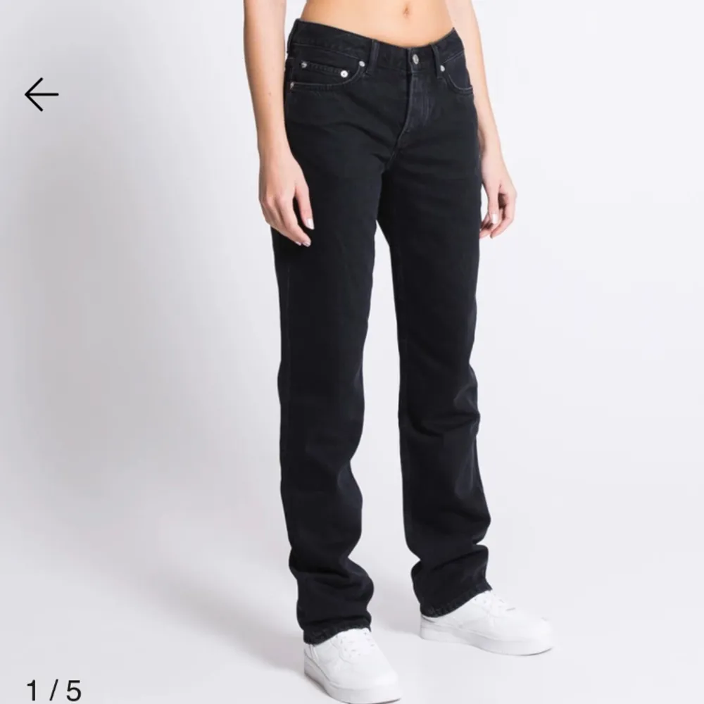 Säljer de här svarta jeansen som inte kommer till användning. Storlek S, använda 2-3 ggr. Nypris: 400kr! . Jeans & Byxor.