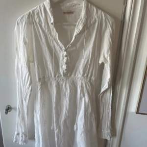 En vit klänning från VintageByFé i skönt material. Perfekt till sommaren eller studenten. Fina detaljer.